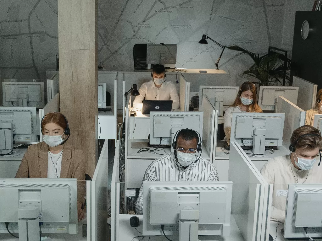 Bekerja di kantor saat pandemi covid-19 (Pexels/Tima Miroshnichenko)