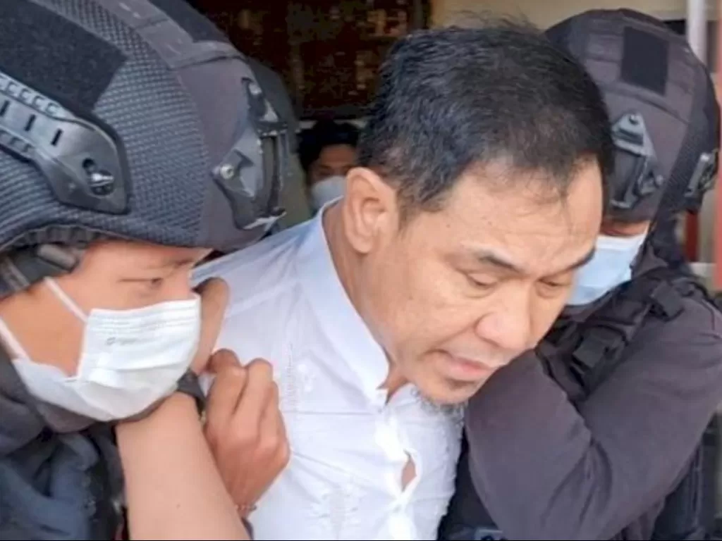 Detik-detik video saat Munarman ditangkap polisi. (Sumber Indozone)