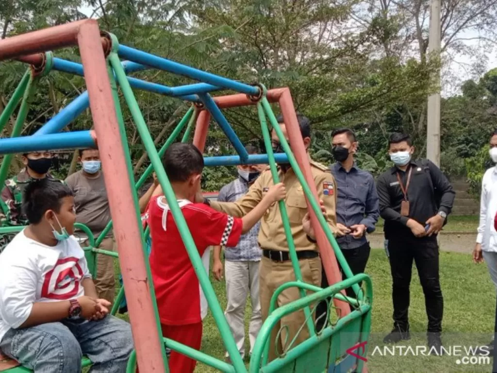 Wali Kota Bogor menemui dua anak Letkol Laut Irfan Sufi (Dok. Pemkot Bogor)
