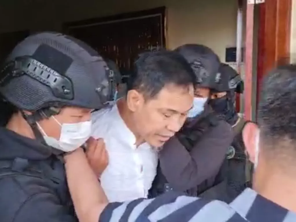 Video penangkapan Munarman di kediamannya di Tanggerang Selatan. (Ist)
