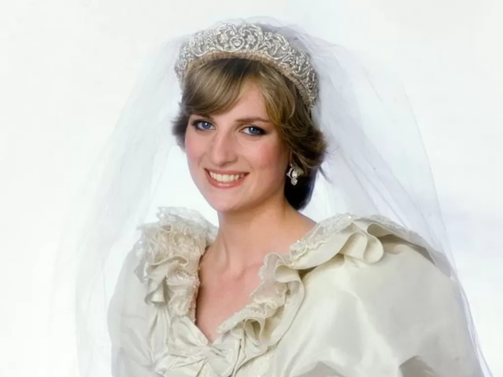 Putri Diana mengenakan gaun pengantinnya. (People)