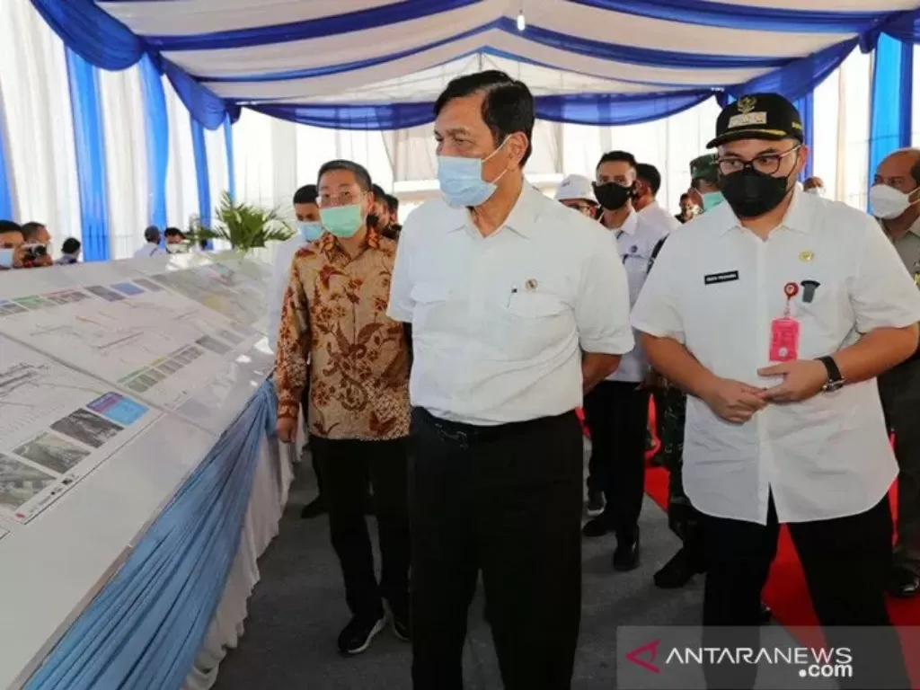 Luhut Binsar Pandjaitan saat meninjau progres pembangunan Bandara Dhoho Kediri, Jawa Timur, Senin (26/4/2021). (ANTARA/HO-Kemenko Marves)