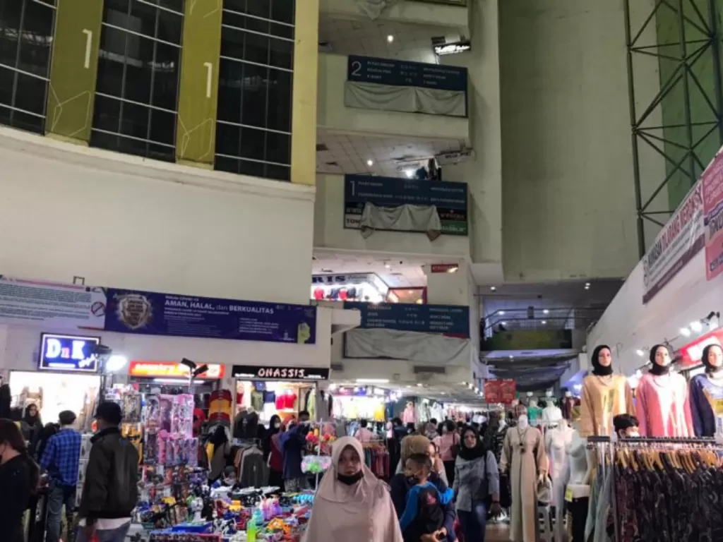 Pembeli di Pasar Tanah Abang, Jakarta Pusat, Selasa (27/04/2021) mulai ramai. (ANTARA/Anisyah Rahmawati)