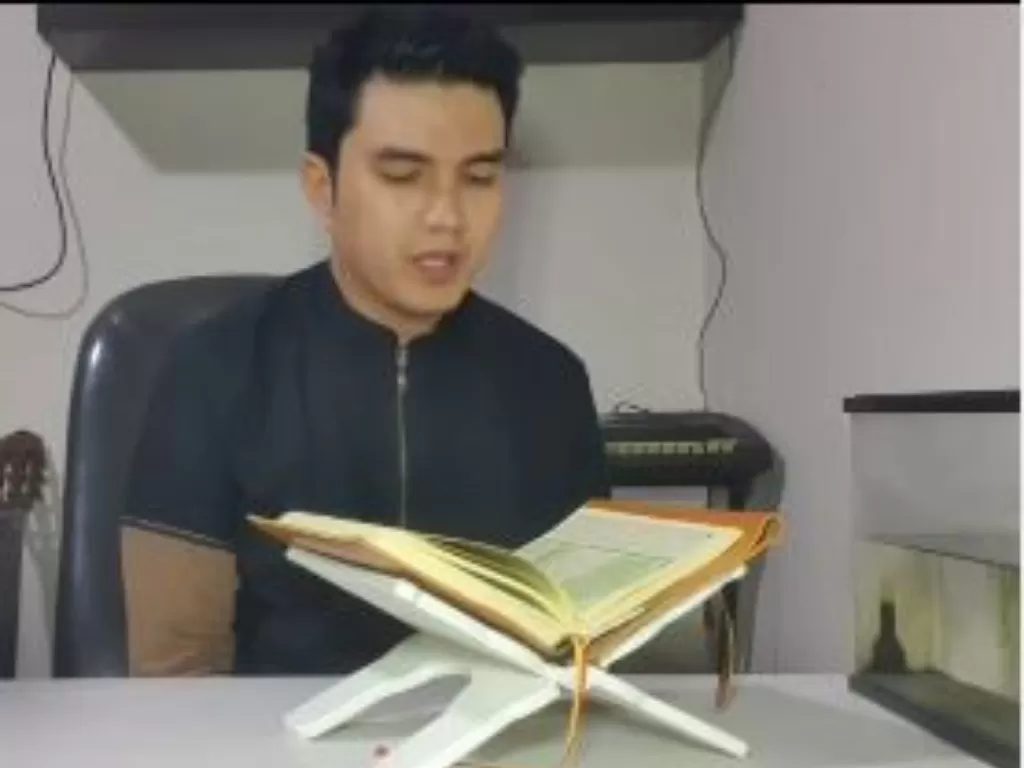 Aldi Taher saat Membaca Al-Quran. (Instagram/@alditaher.official)
