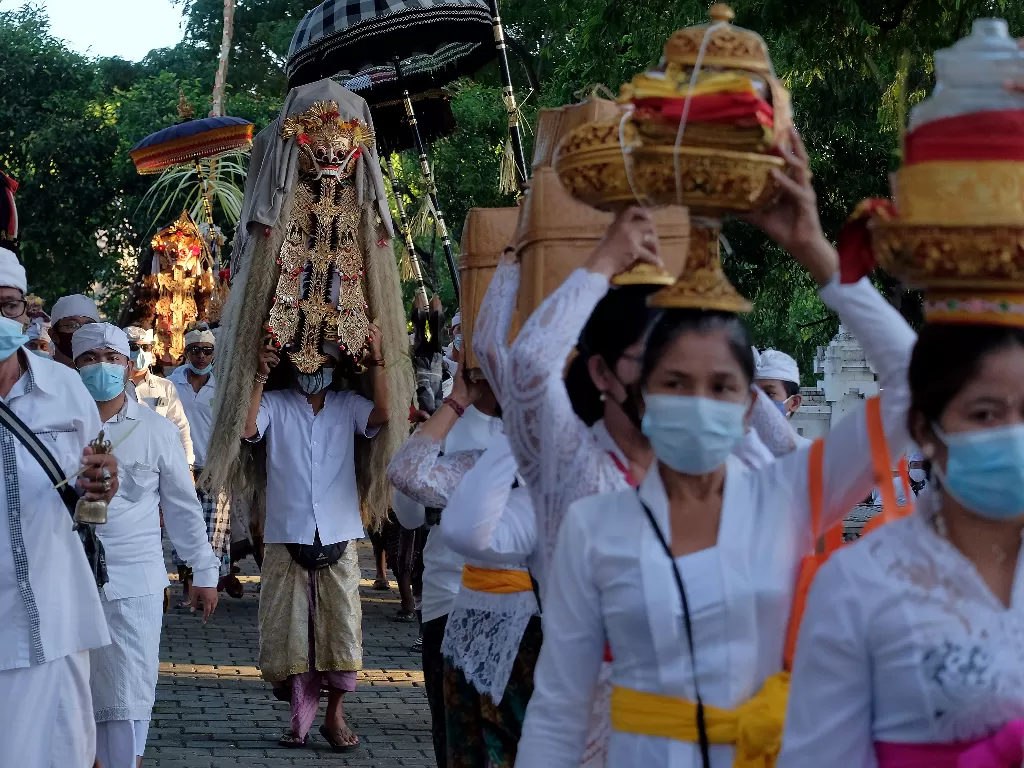 Ilustrasi. Umat Hindu membawa benda-benda sakral dalam upacara persembahyangan menjelang Hari Raya Kuningan di Pura Sakenan, Denpasar, Bali, Jumat (23/4/2021).  (photo/ANTARA FOTO/Nyoman Hendra Wibowo)
