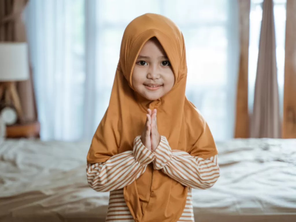 Ilustrasi cara mendidik anak perempuan menurut Islam (photo/freepik/odua)