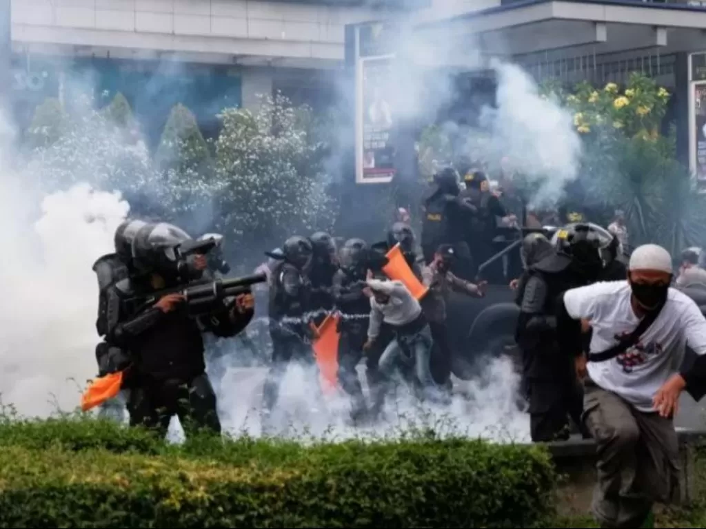 Personel kepolisian menembakkan gas air mata ke arah pengunjuk rasa Omnibus Law (ANTARA)