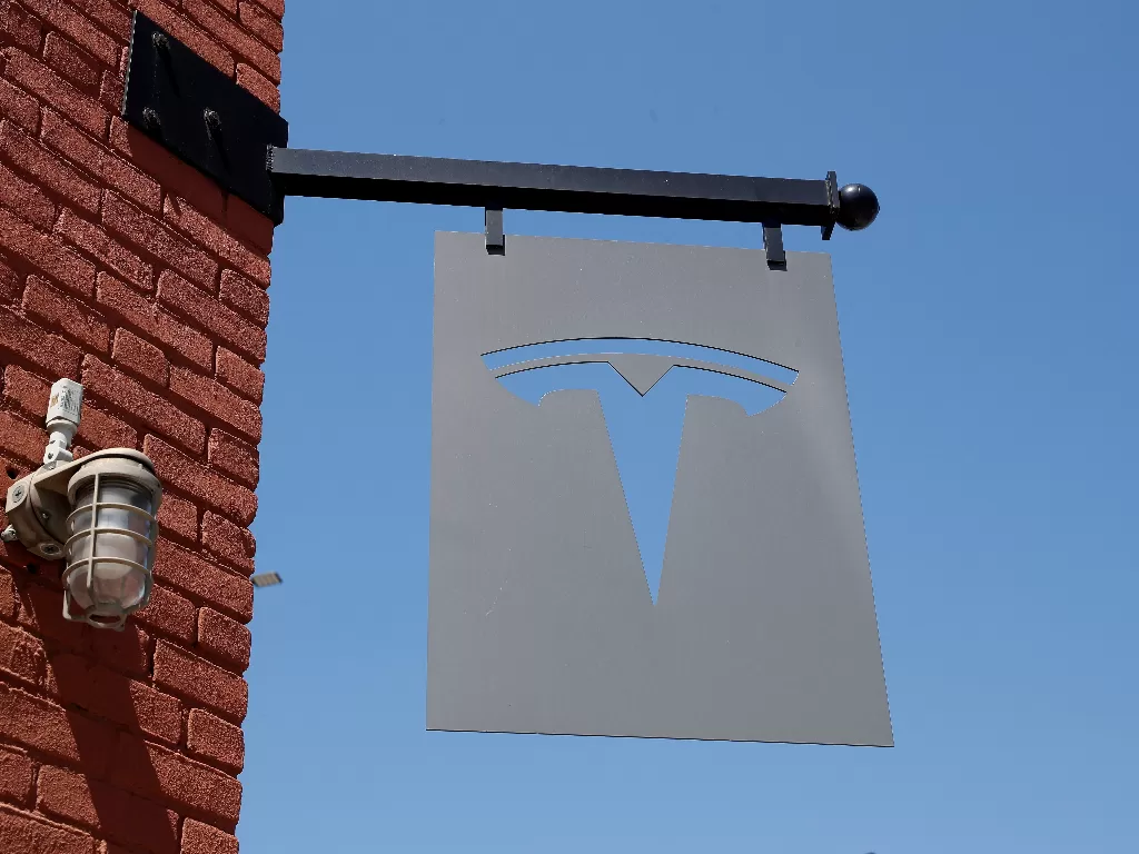 Logo pabrikan Tesla. (photo/REUTERS/SHANNON STAPLETON)