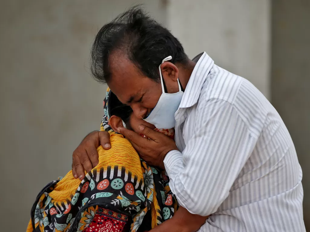 Mengalami masalah pernapasan, ibu dan anak ini dibiarkan mati begitu saja (REUTERS/Amit Dave)