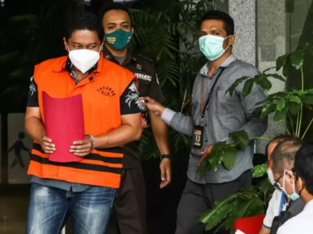 Tersangka penyidik KPK Stepanus Robin Pattuju (kiri) berjalan usai menjalani pemeriksaan perdana di Gedung Merah Putih KPK, Jakarta, Senin (26-4-2021). ANTARA FOTO/Rivan Awal Lingga/wsj.