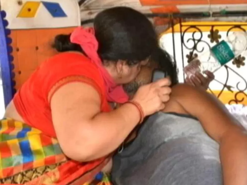 Seorang istri memberikan CPR untuk suaminya yang terserang Covid-19. (Photo/India Times)