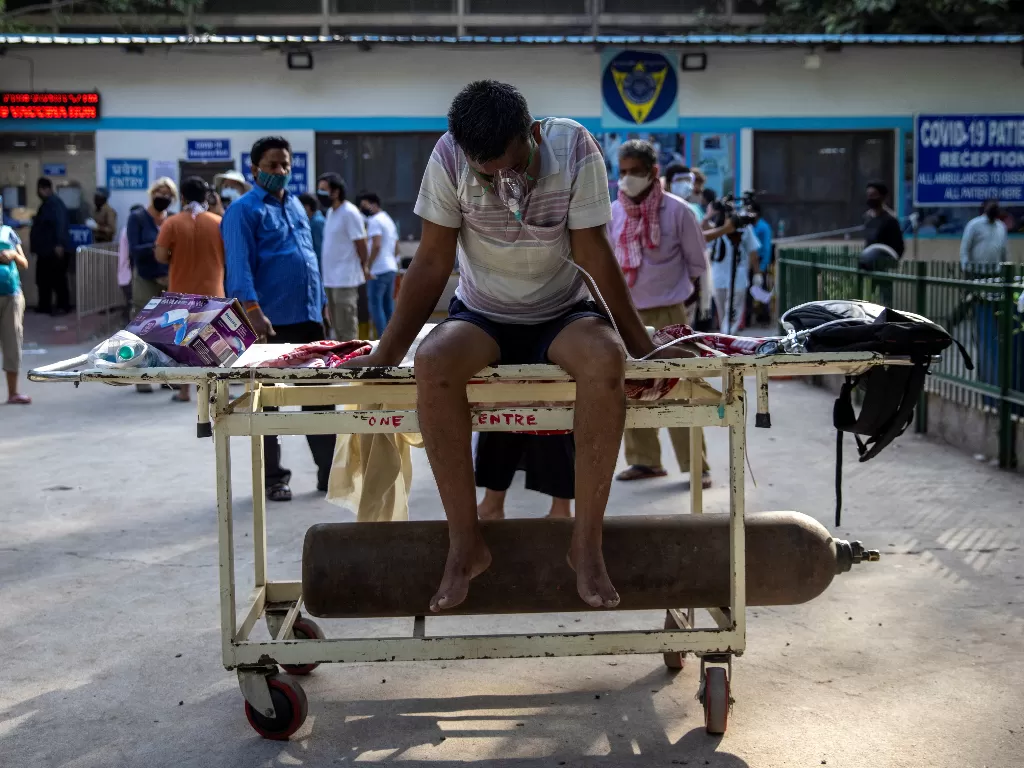 Seorang pasien yag menunggu untuk dirawat di luar bangsal korban di rumah sakit Guru Teg Bahadur, di tengah penyebaran penyakit di New Delhi, India, 23 April 2021.  (photo/REUTERS/Danish Siddiqui)