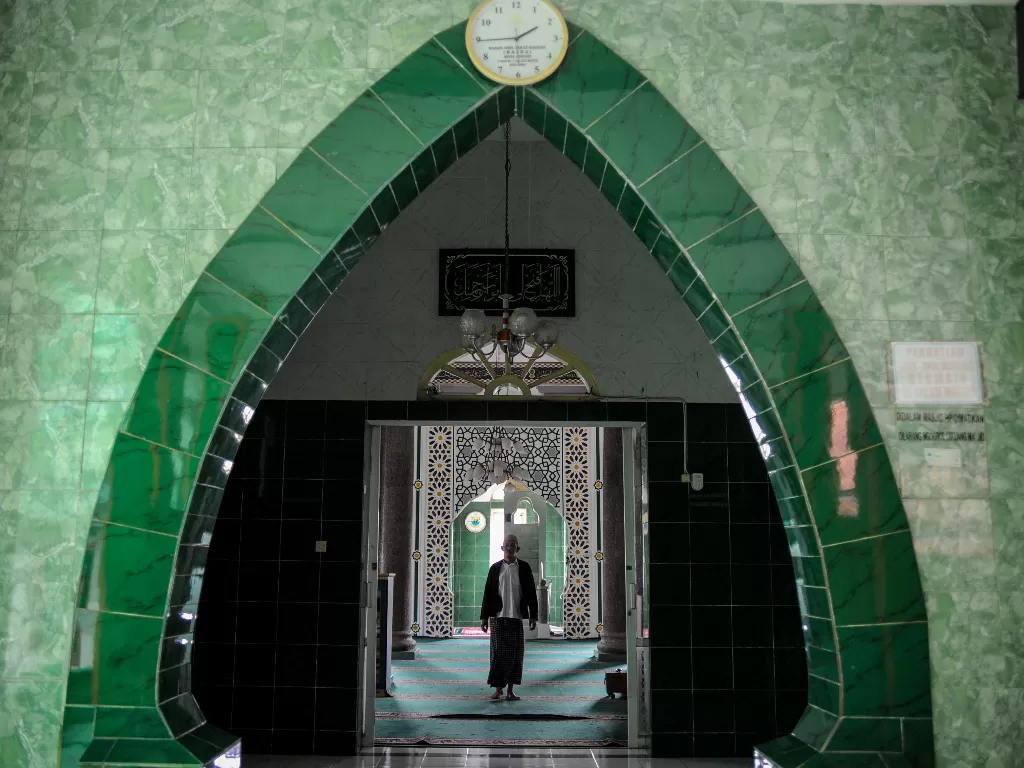 Pengurus DKM beraktivitas di dalam Masjid Baiturrohmah (ANTARA FOTO/Raisan Al Farisi)