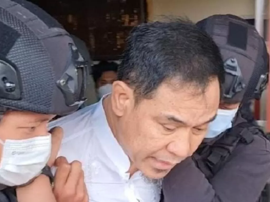 Munarman saat ditangkap di rumahnya, Selasa (27/4/2021). (Istimewa)