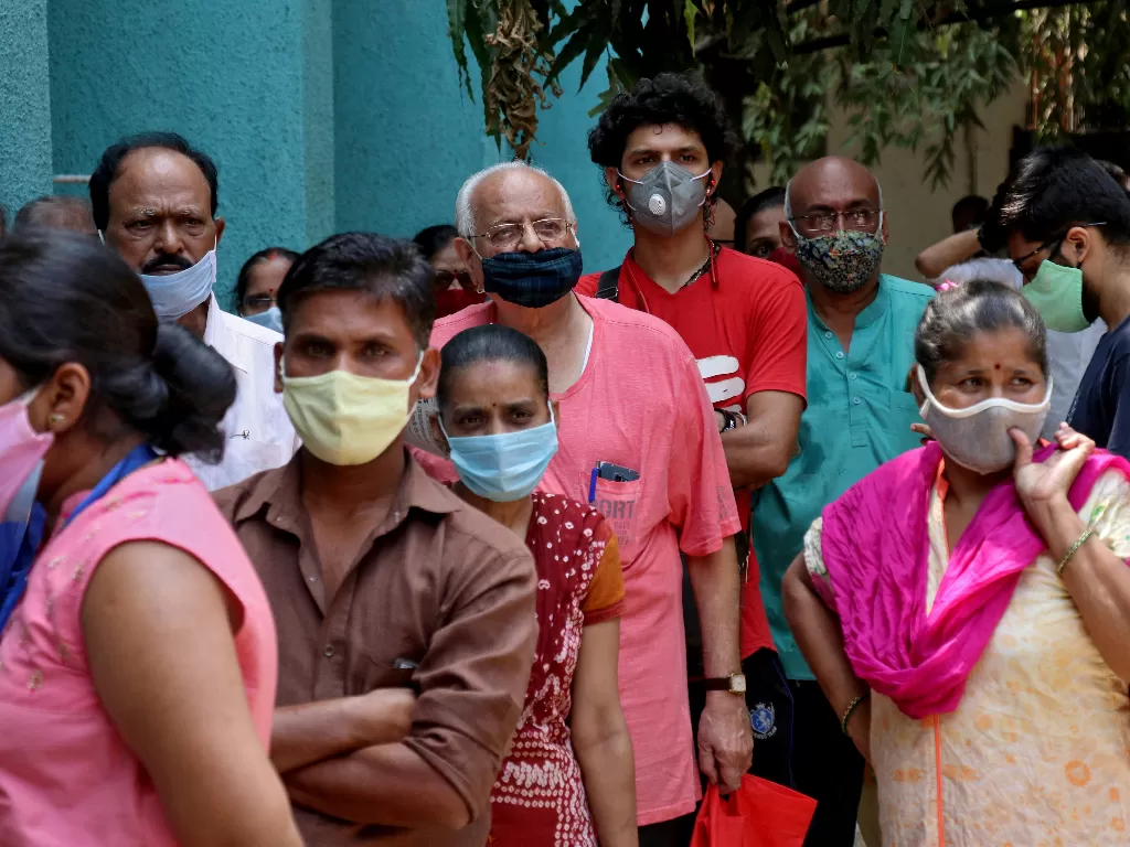 Warga India mengenakan masker di tengah kasus covid-19 yang menggila (REUTERS/Niharika Kulkarni)