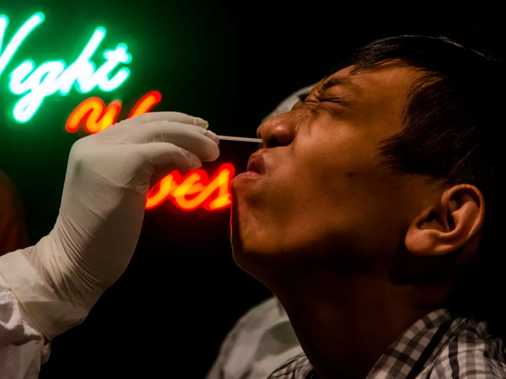 Ilustrasi. Petugas tenaga kesehatan melakukan tes usap antigen COVID-19 secara acak kepada warga. (photo/ANTARA FOTO/Novrian Arbi)