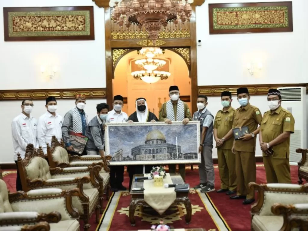  Gubernur Aceh, Ir. Nova Iriansyah, MT menerima kunjungan silaturahmi Ulama Palestina Syeikh Nasheef Nasher di Pendopo Gubernur Aceh. (ANTARA) 