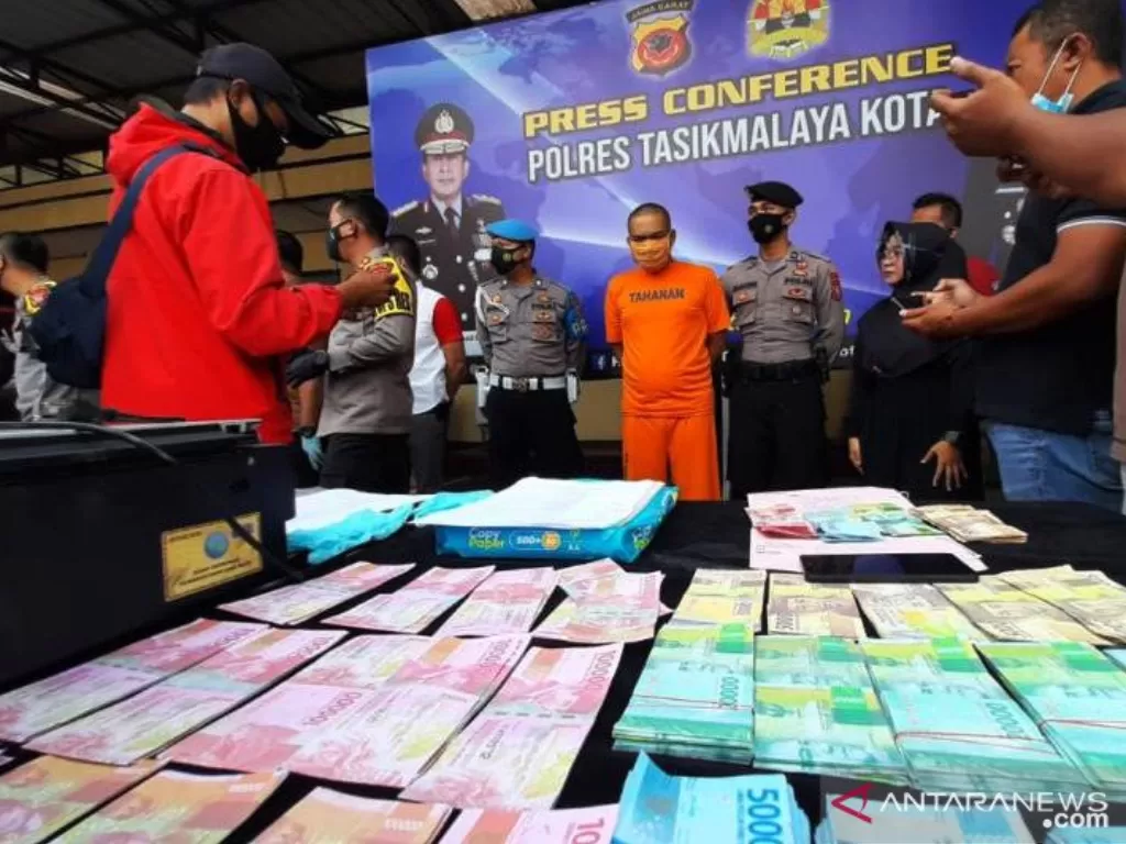 Polisi menunjukkan barang bukti uang palsu di Markas Polres Tasikmalaya Kota, Jawa Barat, Rabu (28/4/2021). ANTARA/HO-Polresta Tasikmalaya