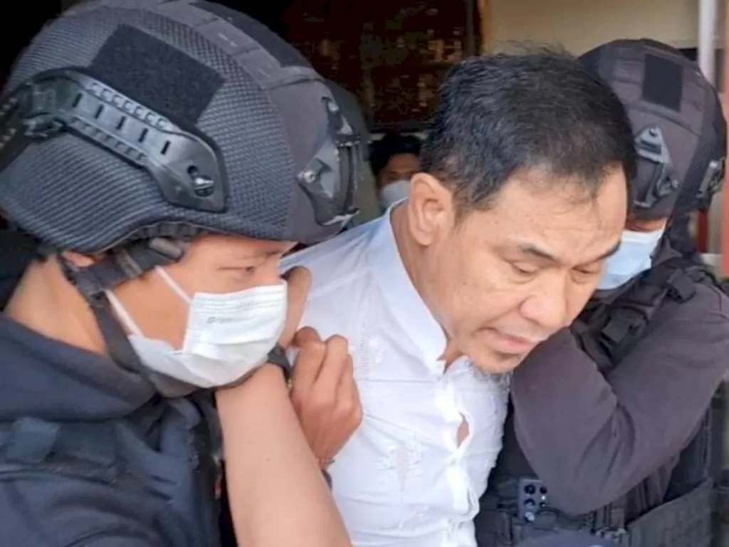 Detik-detik video saat Munarman ditangkap polisi. (Ist)