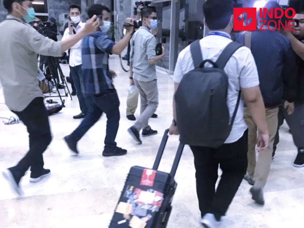 Penyidik KPK keluar membawa koper usai menggeladah ruangan Azis Syamsuddin. (INDOZONE/Harits Tryan Akhmad,)