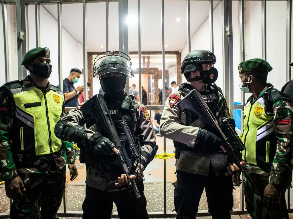 Personel kepolisian bersenjata dan prajurit TNI berjaga (ANTARA FOTO/Aprillio Akbar)