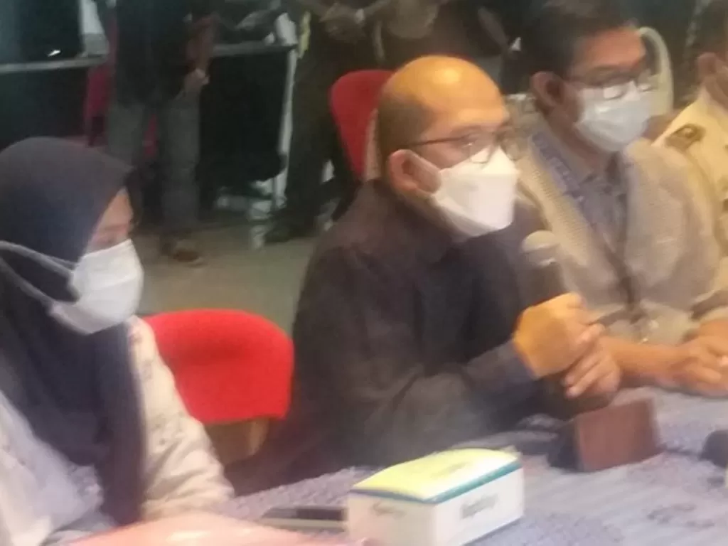 Direktur Utama PT Kimia Farma Diagnostik, Adil Fadilah Bulqini (dua kiri), memberikan keterangan dalam temu pers di Kantor Angkasa Pura II Cabang Bandara Kualanamu, Deli Serdang. (Foto: ANTARA/Munawar)