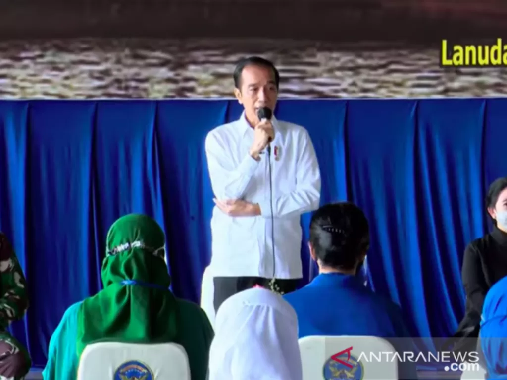 Presiden Jokowi saat bersilaturahmi dengan anggota keluarga prajurit KRI Nanggala-402 di Hanggar Pangkalan Udara TNI Angkatan Laut Juanda, Surabaya, Jawa Timur, Kamis (29/04/2021).  (ANTARA/Youtube Sekretariat Presiden)