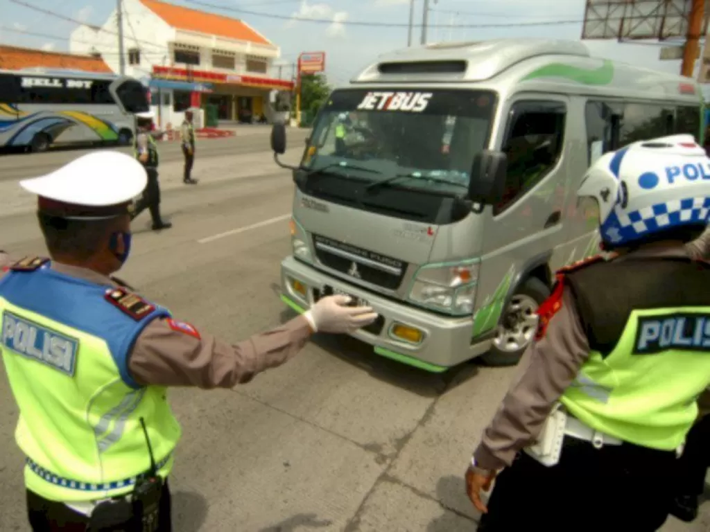 Ilustrasi polisi menindak mobil travel gelap yang bawa pemudik bandel. (ANTARA FOTO/Oky Lukmansyah)