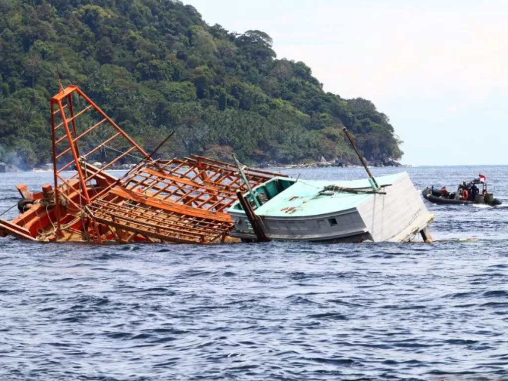Satu dari empat kapal ikan asing ilegal ditenggelamkan di Pulau Dato, Kabupaten Mempawah, Kalimantan Barat, Kamis (25/3/2021). (ANTARA FOTO/Jessica Helena)