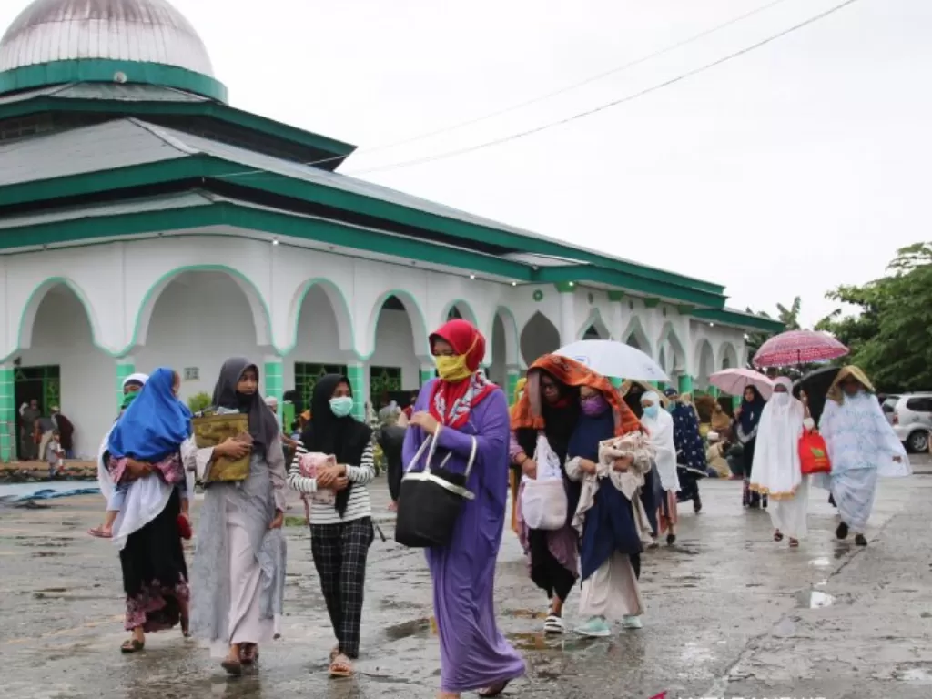  Dokumentasi: Umat Islam meninggalkan Masjid Agung Babussalam seusai mengikuti shalat Idul Adha 1441 H di Timika, Papua, Jumat (31/7/2020). (ANTARA FOTO/Sevianto Pakiding)