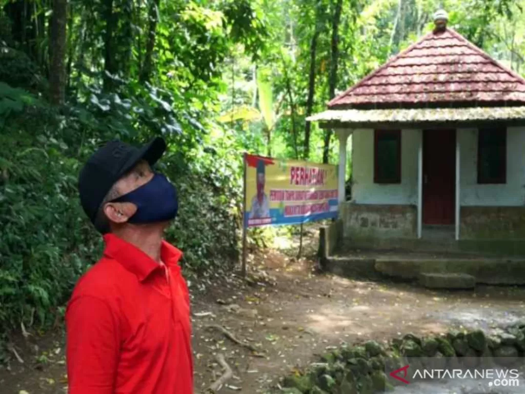 Anggota Satuan Tugas Jogo Tonggo saat memantau rumah karantina untuk warga yang nekat mudik di Desa Sidomulyo, Kecamatan Ampel, Kabupaten Boyolali, Jawa Tengah. (ANTARA/Bambang Dwi Marwoto)