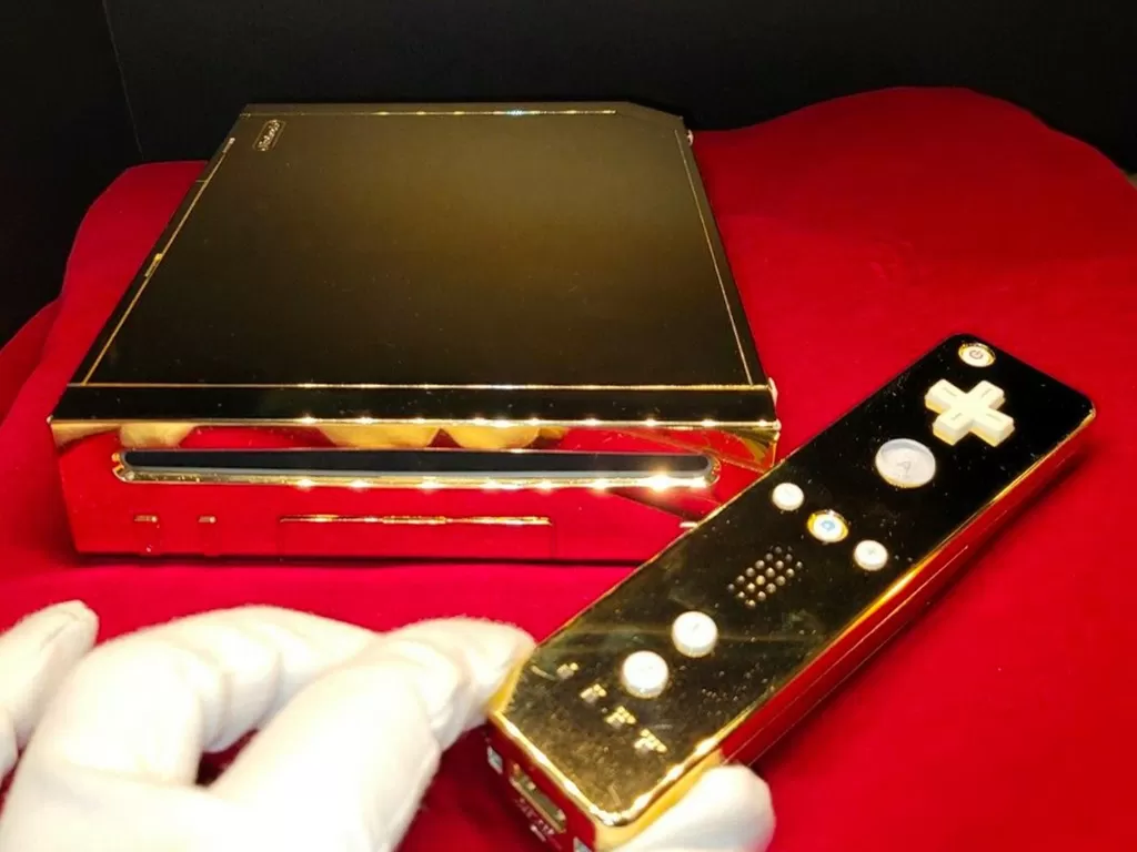 Tampilan Nintendo Wii emas 24k milik Ratu Elizabeth II. (photo/Dok. DON_CV via eBay)