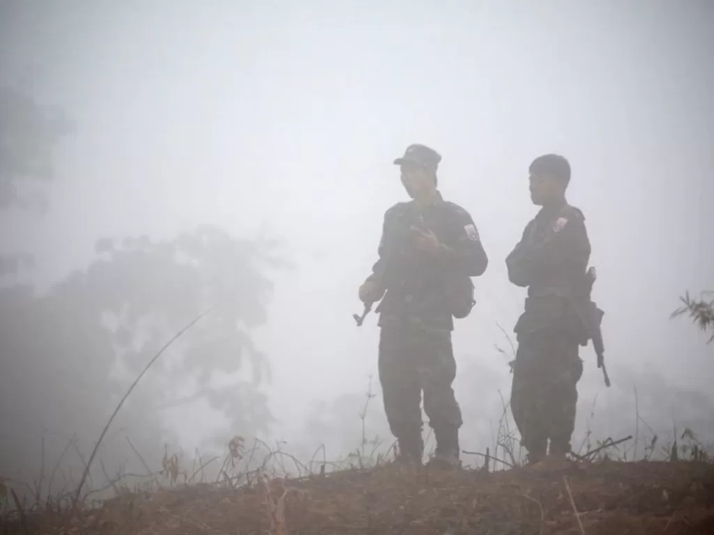 Dua prajurit Kelompok Etnis Bersenjata Myanmar di Perbatasan Thailand. (REUTERS/Ann Wang).