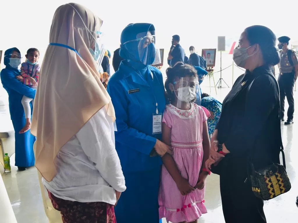 Puan Maharani berbincang dengan keluarga korban KRI Nanggala 402 (Dok DPR)