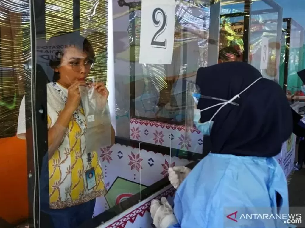 Tes GeNose C19 di Bandara Internasional Zainuddin Abdul Madjid Lombok. (ANTARA/Nur Imansyah)