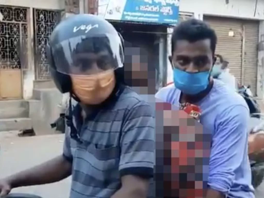 Terpakasa bawa jenazah ibunya pakai motor karena tak ada ambulans (Twitter/TeluguBulletin)
