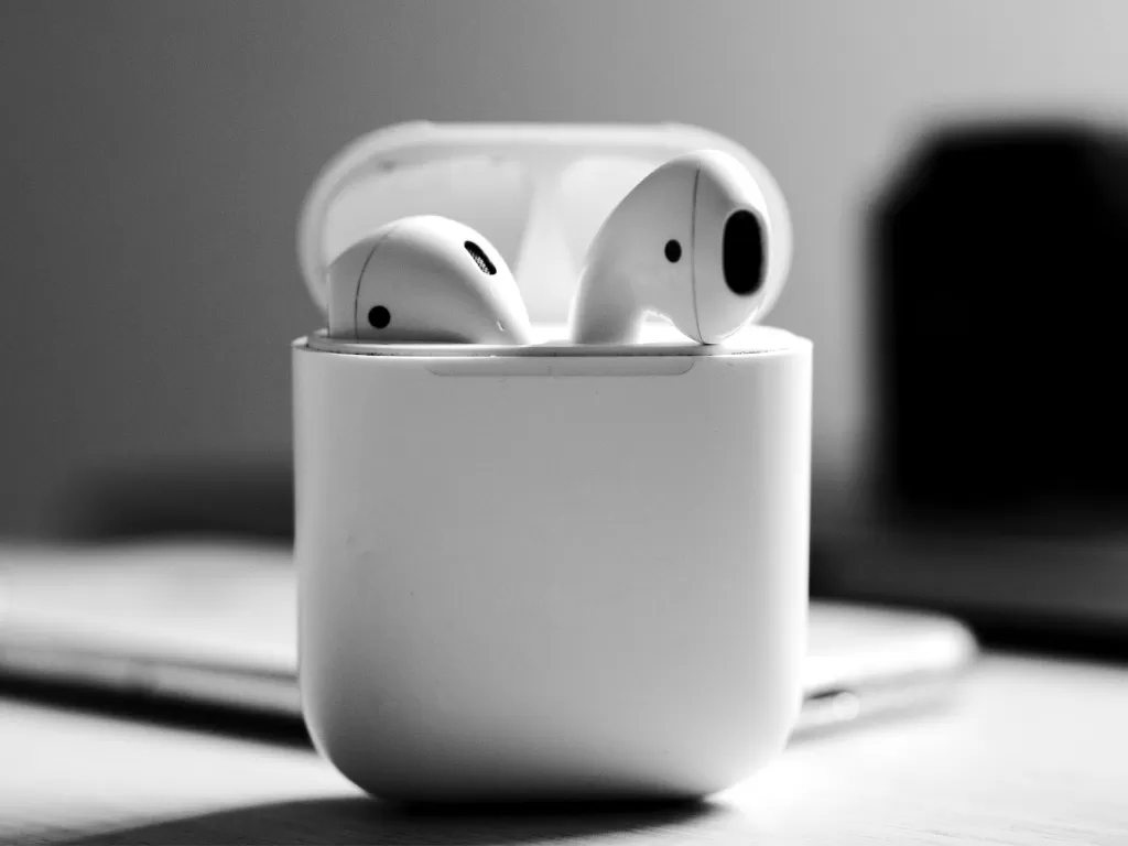 Tampilan earbuds wireless AirPods buatan Apple (photo/Unsplash/Filipe Alves)