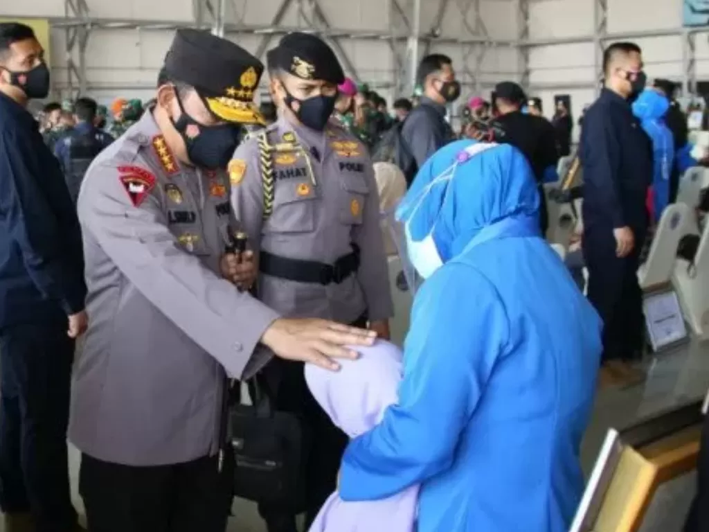 Kapolri Jenderal Pol Listyo Sigit Prabowo menyapa keluarga prajurit KRI Nanggala 402, di Hanggar Pangkalan Udara TNI Angkatan Laut (Lanudal) Juanda, Surabaya. (Humar Polri)