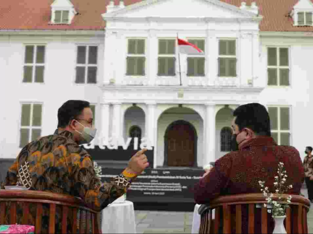 Anies Baswedan dengan pemandangan Kota Tua. (Dok. Pemprov DKI Jakarta).