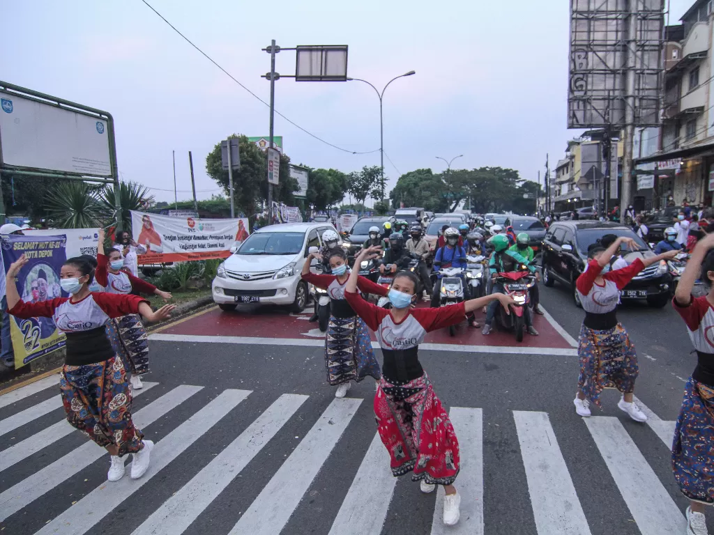Dalam rangka memeriahkan kegiatan HUT ke-22 Kota Depok. Sanggar Cantik menampilkan tarian oleh 22 penari di area publik untuk menghibur warga. (ANTARA FOTO/Asprilla Dwi Adha/rwa.)