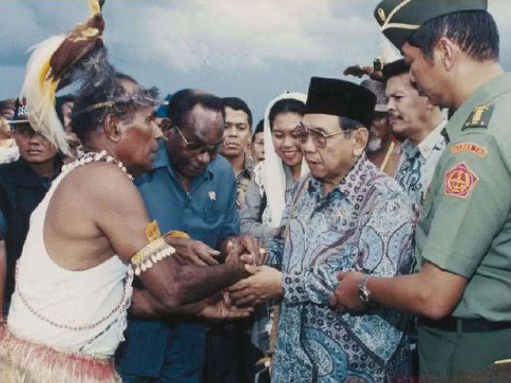 Presiden Gus Dur saat bersalaman dengan tokoh masyarakat Papua. (Ist)