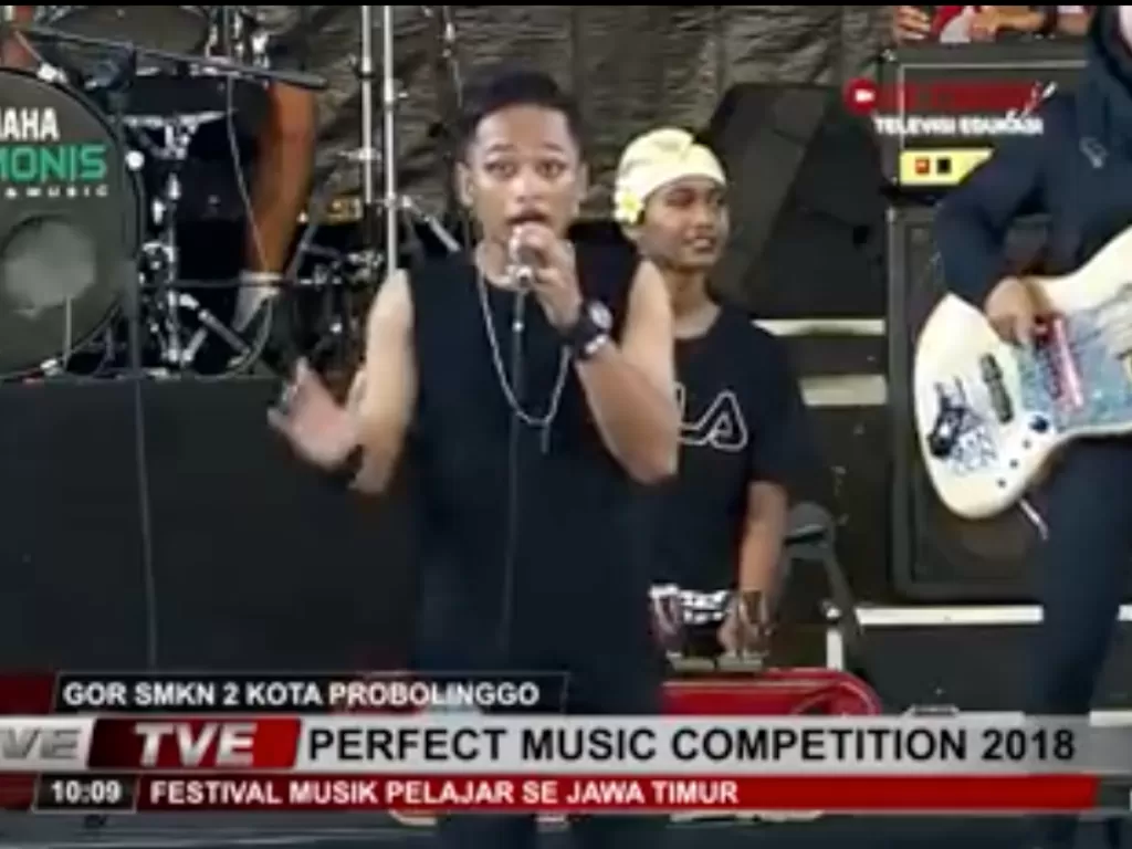 Tangkapan penampilan The Black Band pada Festival Musik Pelajar se-Jawa Timur. (Facebook/Ghibah Naq Metal)