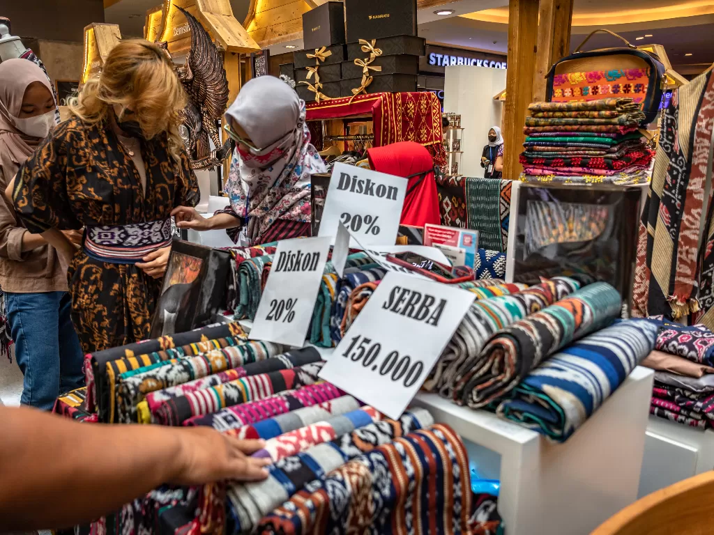 Pengunjung memilih produk fesyen di salah satu stan (ANTARA FOTO/Aji Styawan)