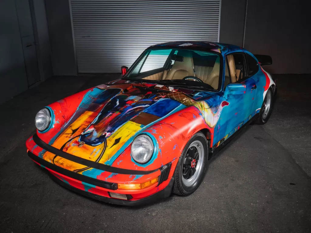 Tampilan Porsche 911 yang dirombak dengan karya seni. (photo/Dok.Carscoops)