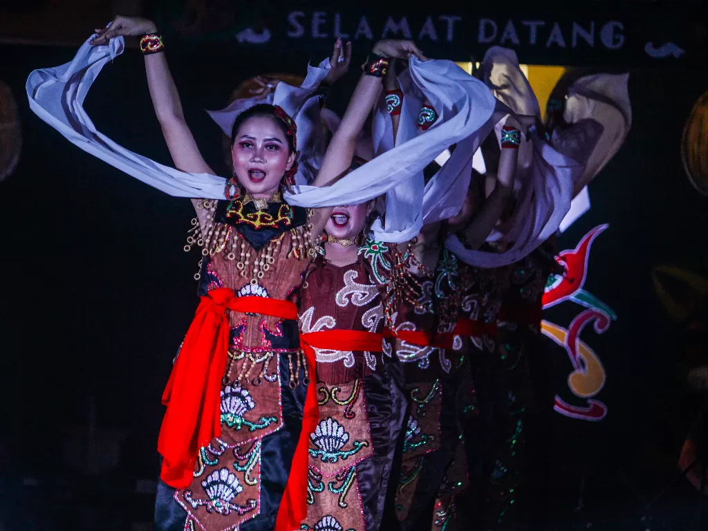 Kelompok tari Sanggar Riak Renteng Tingang menampilkan tarian Selimut Putih Dayak Kalteng (ANTARA FOTO/Makna Zaezar)