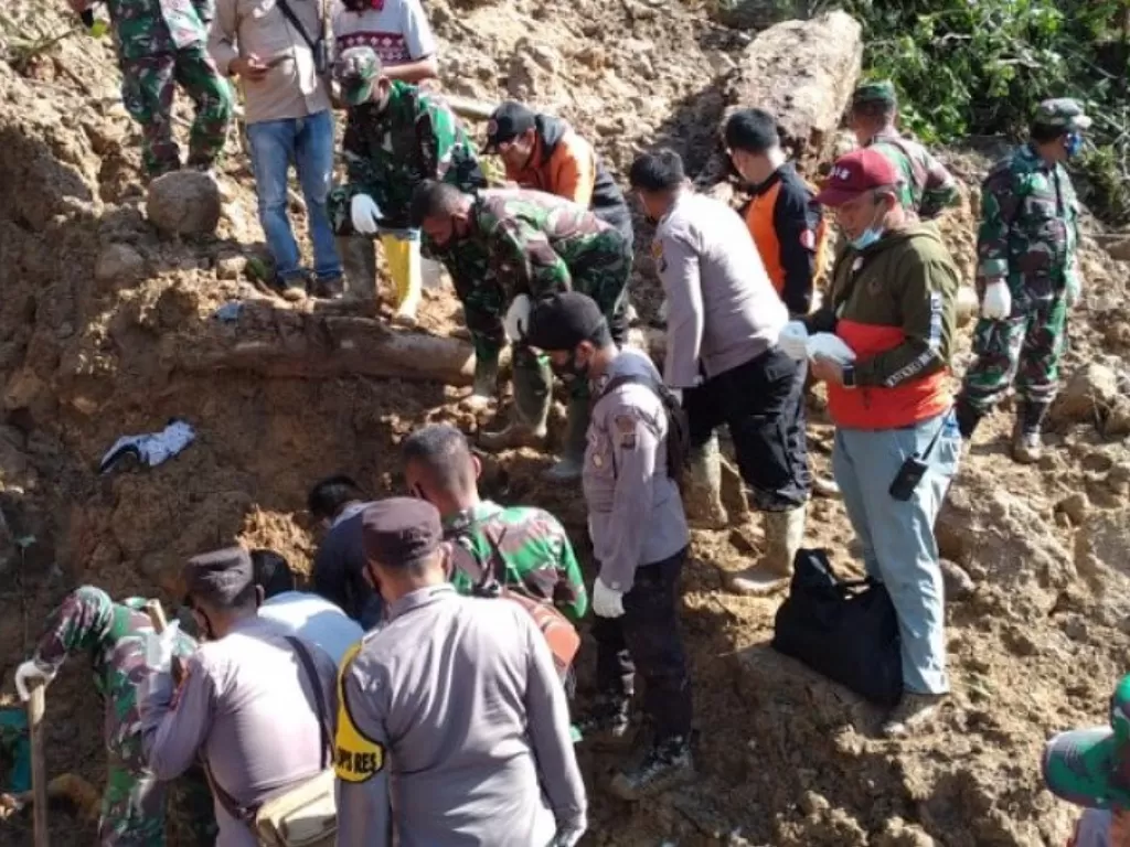 Pencarian korban tertimbun longsor di areal proyek PLTA Batang Toru, Kabupaten Tapanuli Selatan. (ANTARA)
