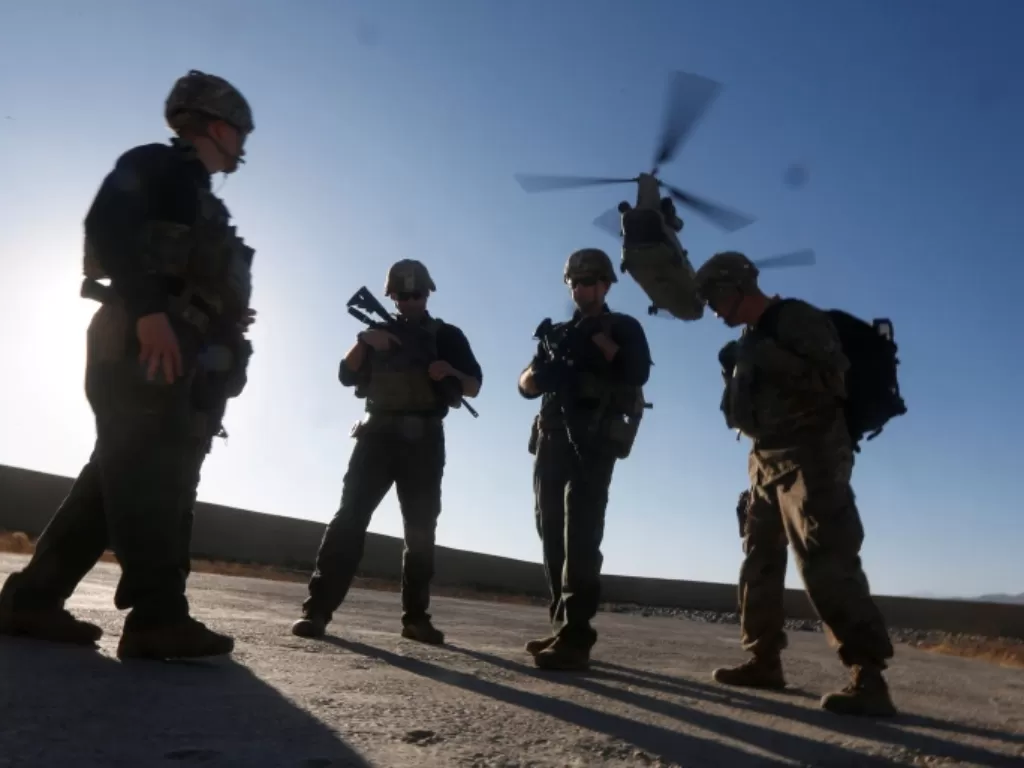  Ilustrasi. tentara NATO berlindung dari debu dan puing-puing dari pendaratan helikopter Chinook selama latihan militer di provinsi Logar, Afghanistan, pada 30 November 2017 (photo/Reuters/Omar Sobhani)