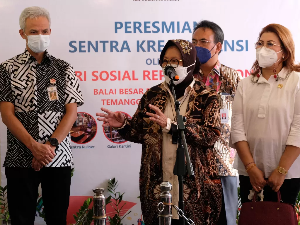 Menteri Sosial Tri Rismaharini (tengah) didampingi Gubernur Jawa Tengah Ganjar Pranowo (kiri) menyampaikan pidato (ANTARA FOTO/Anis Efizudin/aww.)