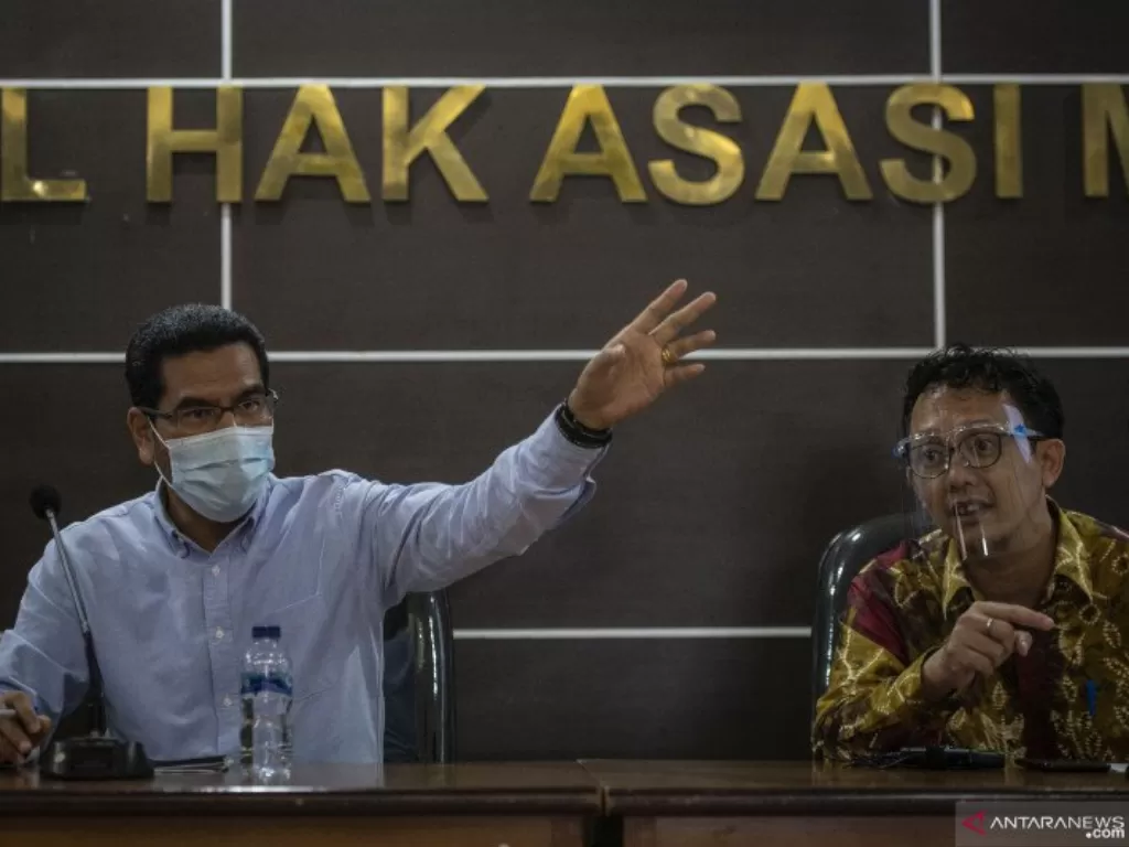 Wakil Ketua Eksternal Komnas HAM Amiruddin (kiri) bersama Komisioner Komnas HAM Beka Ulung Hapsara (kanan). (Foto: ANTARA/Aprillio Akbar)