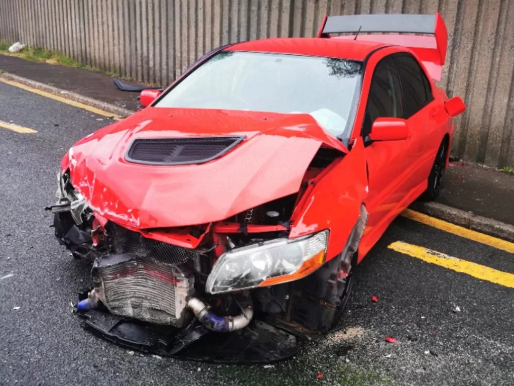 Mobil Mitsubishi Lancer Evolution IX yang rusak akibat kecelakaan (photo/Twitter/@SWP_Roads)